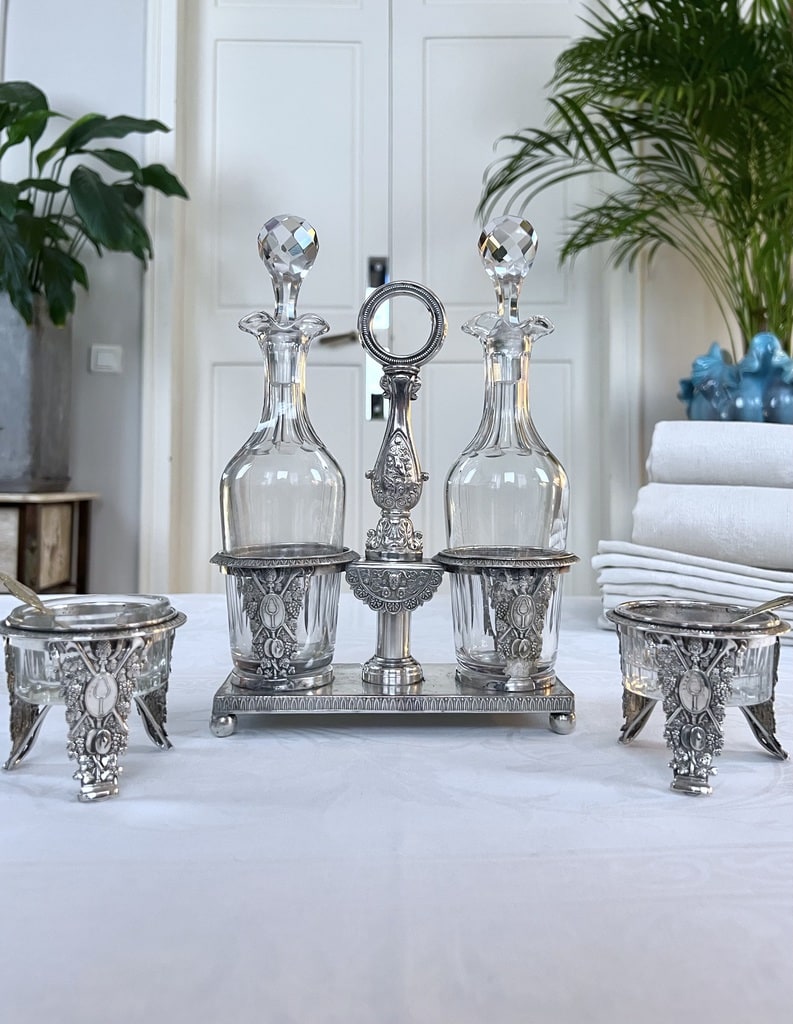 serviteur-en-regule-argente-salerons-assortis-verre-souffle-huile-vinaigre-sel-poivre-brocante-argenterie-antiquaire