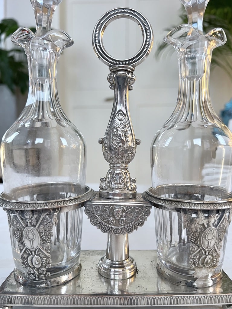 serviteur-huile-vinaigre-regule-argente-flacon-verre-bouchons-cristal-argenterie-ancienne-art-de-la-table-brocante-service-de-table-antiquaire