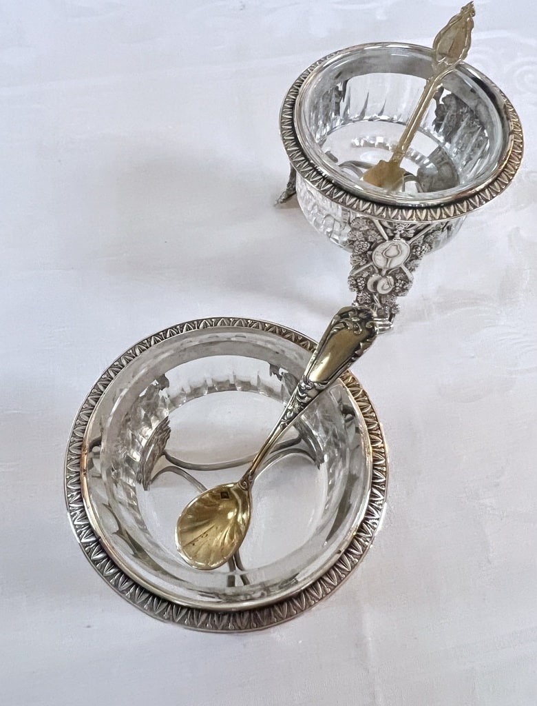 salerons-anciens-regule-argente-verre-souffle-sel-poivre-condiments-brocante-vaisselle-argenterie-antiquaire