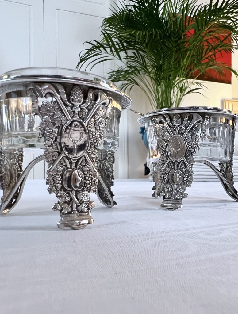 regule-argente-decor-embouti-salerons-anciens-verres-souffle-art-de-la-table-francais-antiquaire-brocante-en-ligne