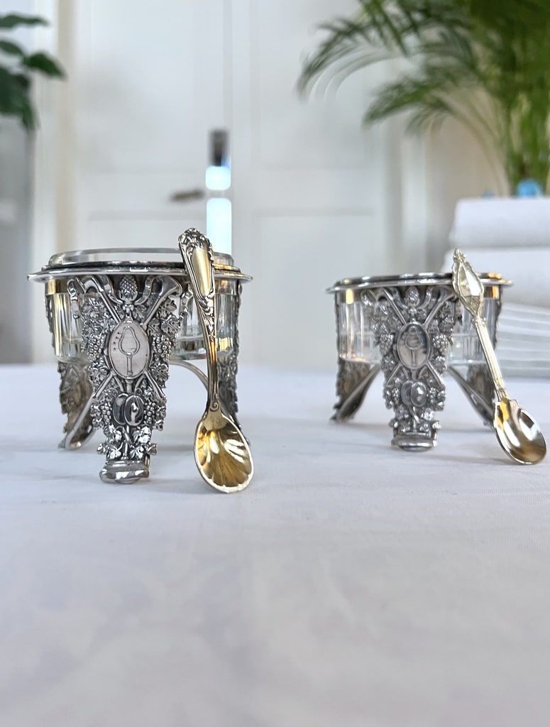 saliere-poivrier-anciens-salerons-en-regule-argente-decor-embouti-verre-souffle-cuillere-vermeil-brocante-antiquaire-art-de-la-table