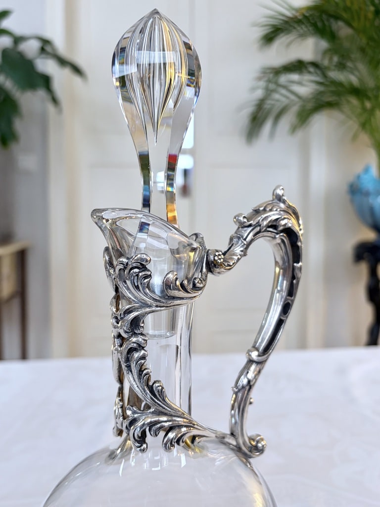 poignee-carafe-aiguiere-métal-argente-decor-acanthe-carafe-cristal-eau-vin-brocante-antiquites