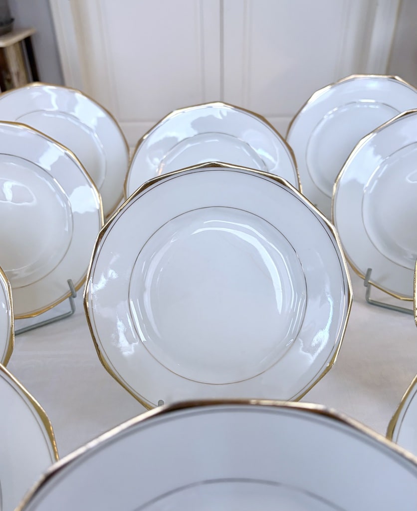 assiettes-a-dessert-porcelaine-fine-blanche-et-or-service-de-table-fin-19e-siecle-brocante-antiquaire-france