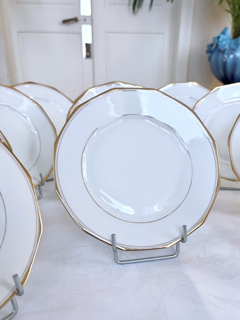 assiettes-a-dessert-anciennes-en-porcelaine-fine-blanc-et-or-pans-coupes-vaisselle-art-de-la-table-fin-19e-siecle-brocante-antiquaire