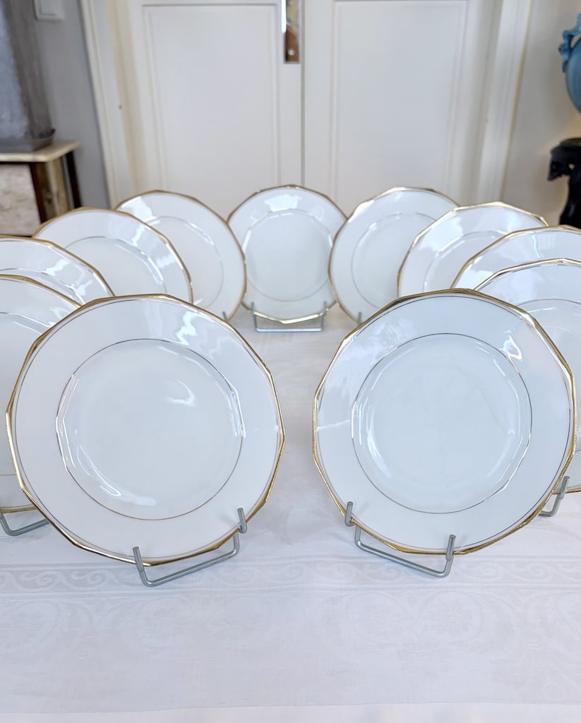 assiettes-a-dessert-anciennes-porcelaine-blanche-pans-coupes-decor-filets-or-vaisselle-art-de-la-table-fin-19e-siecle-brocante-antiquaire