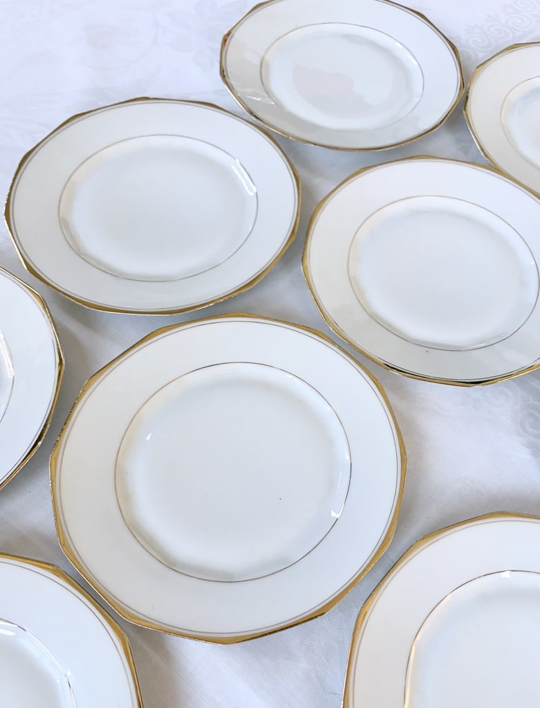assiettes-a-dessert-anciennes-porcelaine-fine-blanc-et-or-pans-coupes-art-de-la-table-fin-19e-siecle-brocante-antiquaire-france