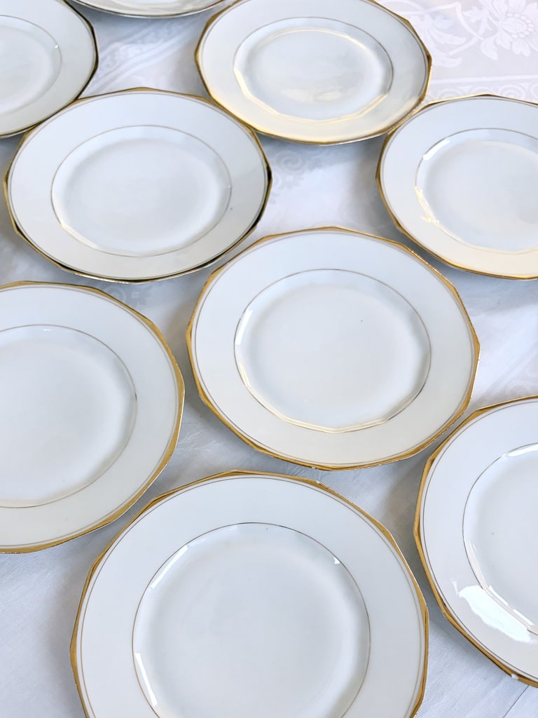 assiettes-a-dessert-en-porcelaine-fine-blanc-et-or-pans-coupes-vaisselle-fin-19e-siecle-brocante-antiquaire-france