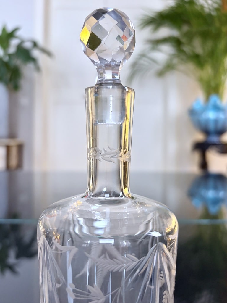 burette-a-huile-vinaigre-flacon-cristal-souffle-grave-decor-feuillage-art-de-la-table-ancien-antiquaire-brocante-en-ligne