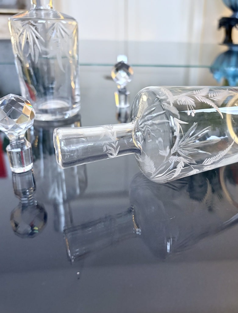 paire-de-burettes-a-huile-vinaigre-en-cristal-grave-motif-feuillage-art-de-la-table-19e-siecle-brocante-antiquaire-vaisselle