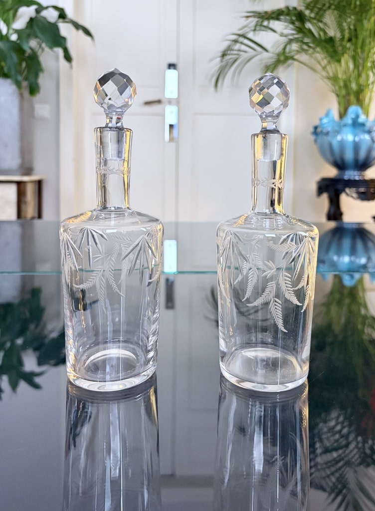 burettes-en-cristal-grave-huile-vinaigre-condiments-art-de-la-table-antiquaire-vaisselle-seconde-main-brocante