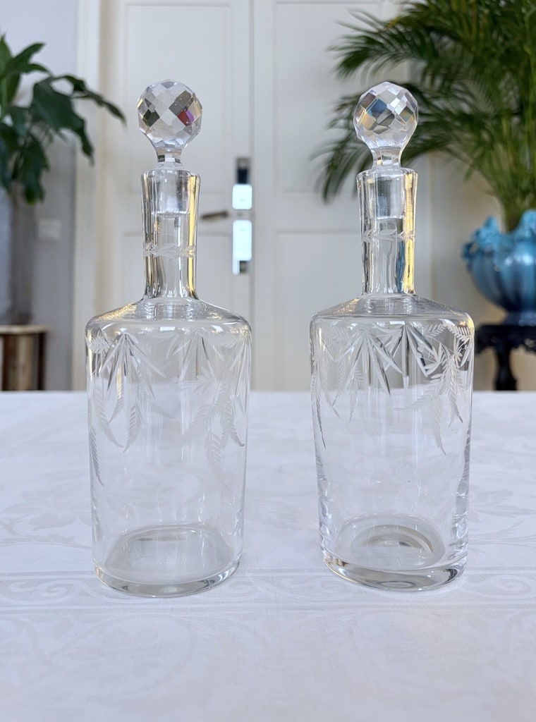 paire-de-burettes-anciennes-en-cristal-huile-vinaigre-condiments-service-de-table-vaisselle-19e-siecle-antiquaire-brocante