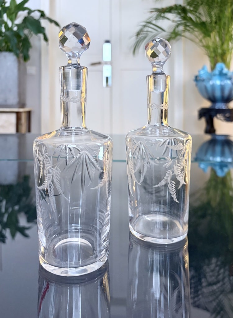 burettes-en-cristal-huile-vinaigre-art-de-la-table-vaisselle-ancienne-decor-grave-feuillage-boutique-en-ligne-decoration-antiquaire