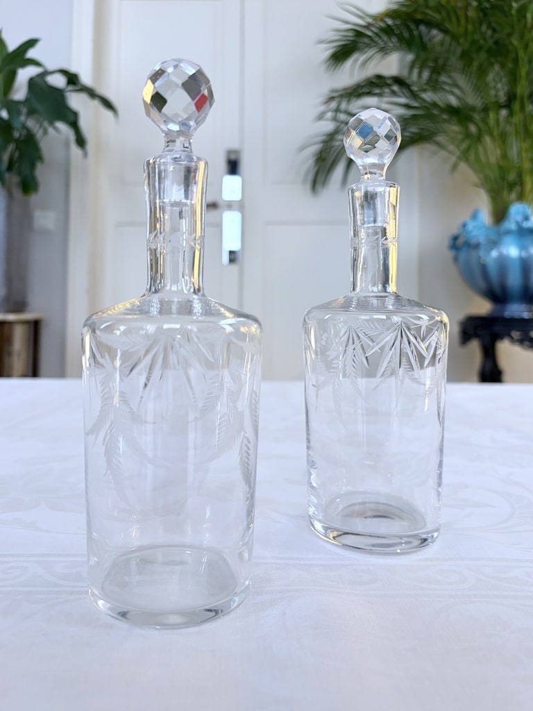 burettes-huile-vinaigre-flacons-en-cristal-souffle-grave-decor-feuillage-condiments-art-de-la-table-ancien-brocante-antiquites-france