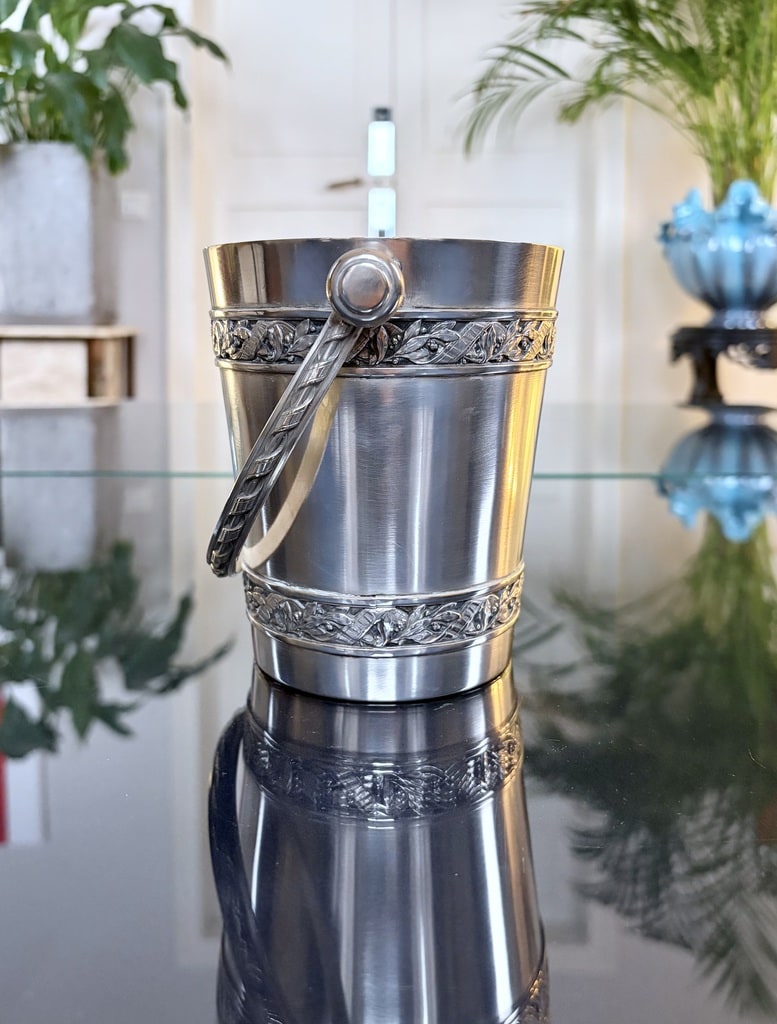 seau-a-glace-ancien-en-metal-argente-decor-ruban-inspiration-louis-XVI-brocante-antiquaire