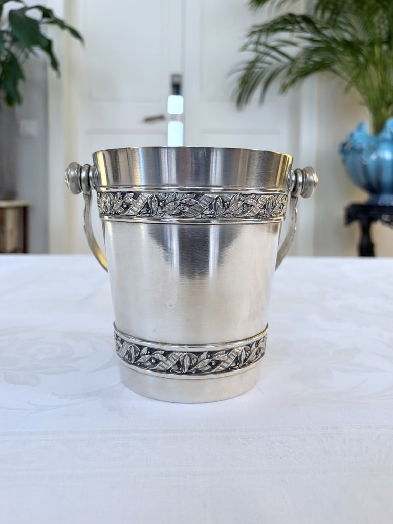 seau-a-glacons-en-metal-argente-decor-feuillage-et-ruban-inspiration-louis-xvi-art-de-la-table-19e-siecle-brocante-antiquaire