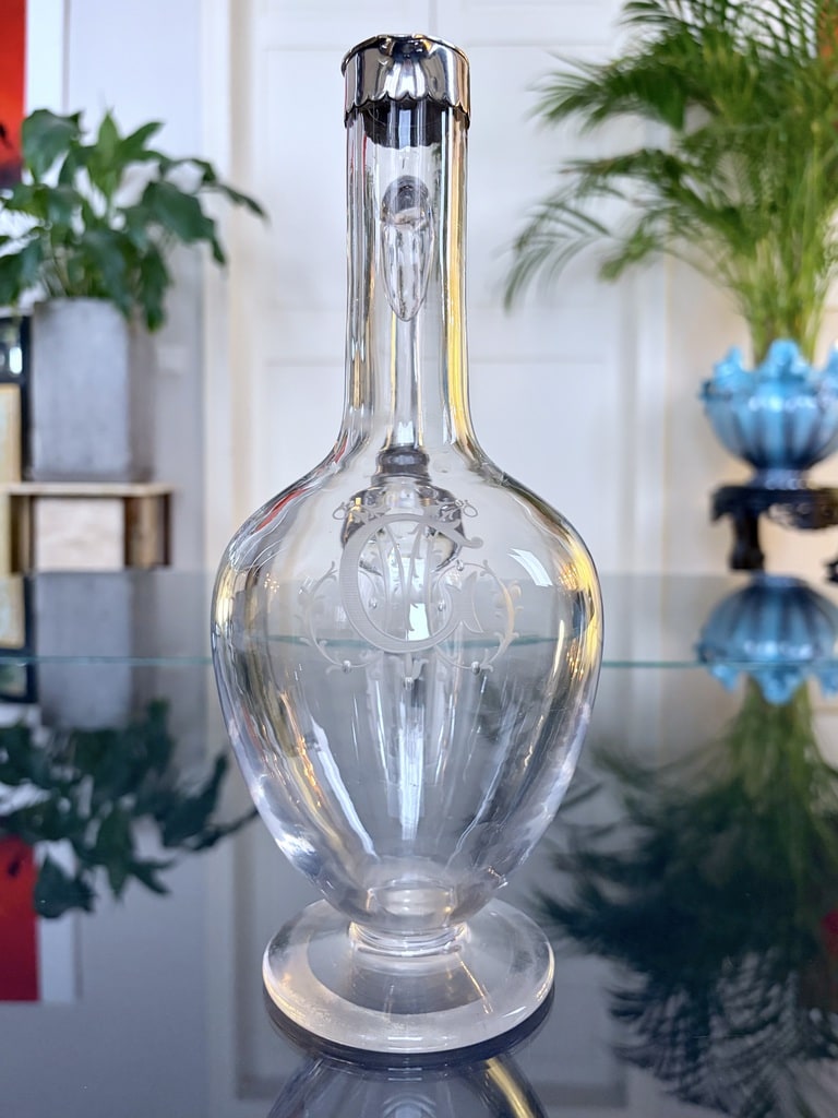 aiguiere-en-cristal-initiales-gravees-bouchon-metal-argente-carafe-eau-vin-art-de-la-table-ancien-antiquites-brocante