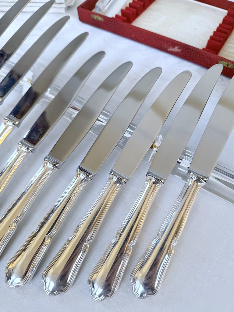 couteaux-metal-argente-coffret-menagere-ancienne-couverts-vintage-modele-filets-antiquaire-brocante