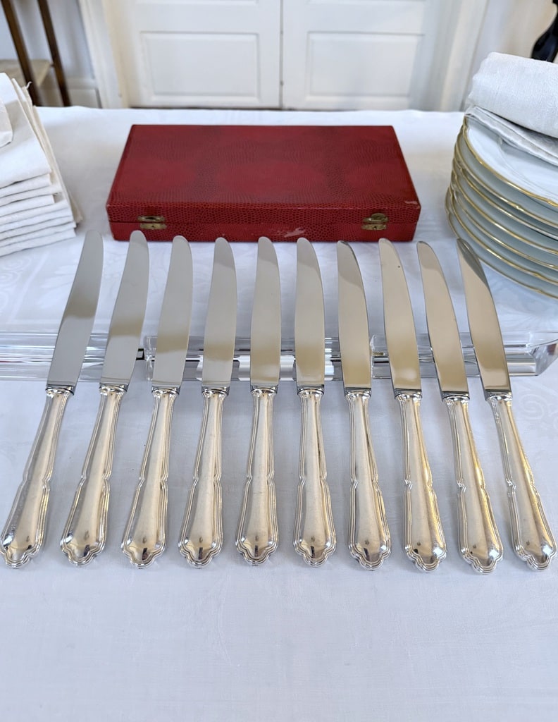 couteaux-vintage-en-metal-argente-et-acier-inoxydable-couverts-anciens-20e-siecle-art-de-la-table-brocante-antiquaire