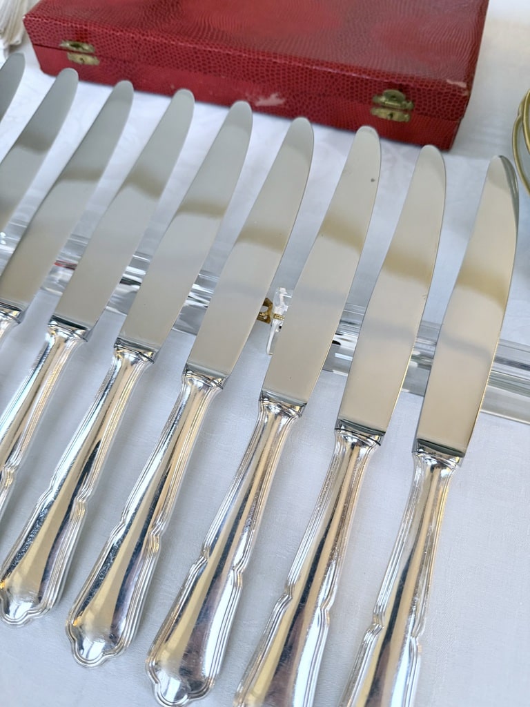 couteaux-vintage-metal-argente-lames-inox-coffret-menagere-modele-filets-manche-violone-brocante-boutique-en-ligne-
