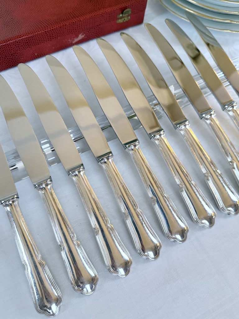 couteaux-de-table-vintage-metal-argente-menagere-coffret-couverts-anciens-antiquites-brocante-france