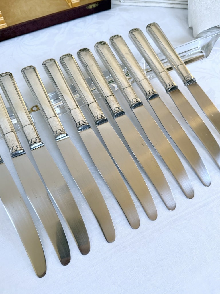 couteaux-anciens-art-deco-manches-metal-argente-lames-acier-inoxydable-menagere-couverts-vintage-brocante-20e-siecle-antiquaire