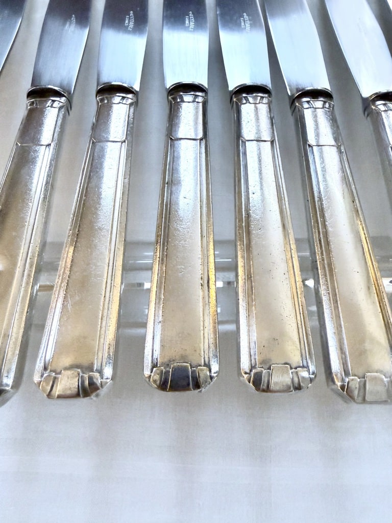 couteaux-anciens-manches-metal-argente-lames-inox-vaisselle-style-moderne-1930-brocante-antiquites