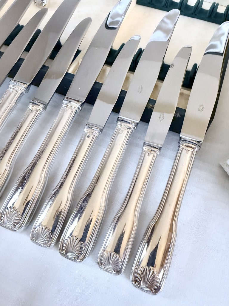 24-couteaux-modele-coquille-manches-metal-argente-lames-inox-orfevre-frionnet-art-de-la-table-20e-siecle-brocante-vintage-antiquaire