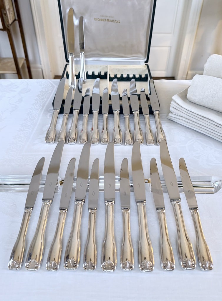 couteaux-de-table-entremets-metal-argente-lames-inox-modele-coquille-orfevre-frionnet-1940-couverts-brocante-antiquaire-art-de-la-table