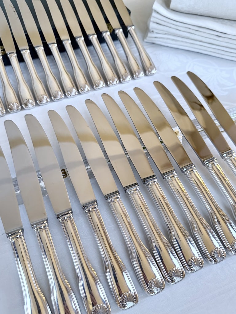 24-couteaux-manches-metal-argente-modele-coquille-lames-inox-orfevre-frionnet-entremets-menagere-art-deco-style-moderne-brocante-antiquaire