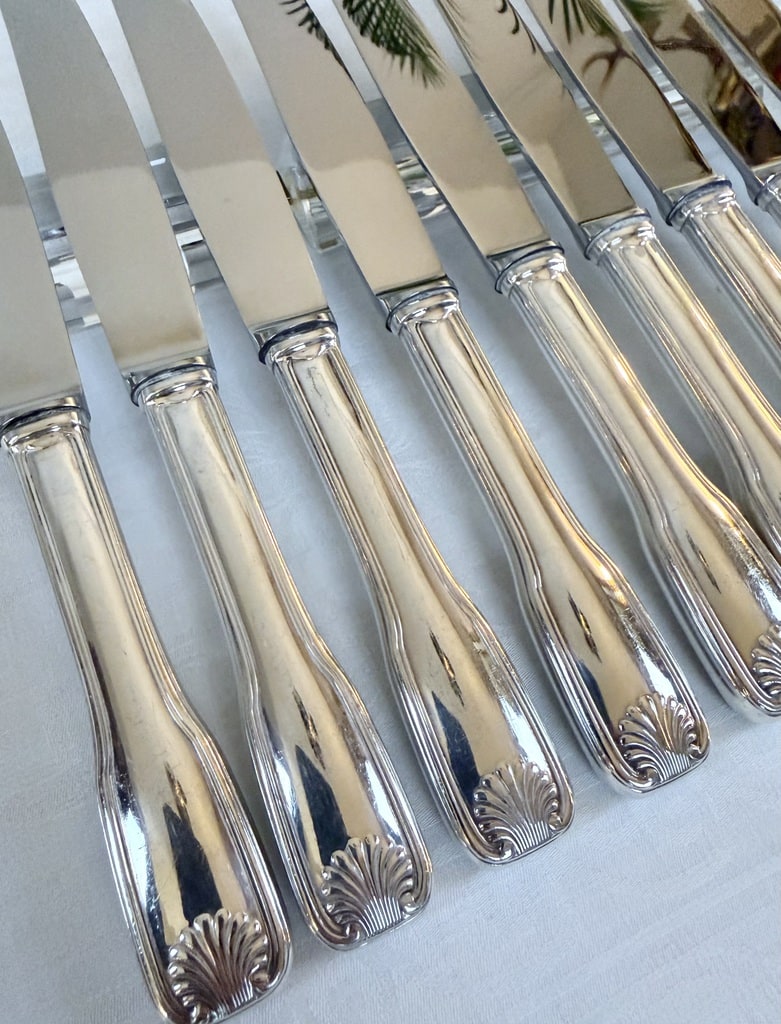 couteaux-anciens-manches-metal-argente-lames-inox-modele-coquille-epoque-art-deco-menagere-argenterie-brocante-antiquites
