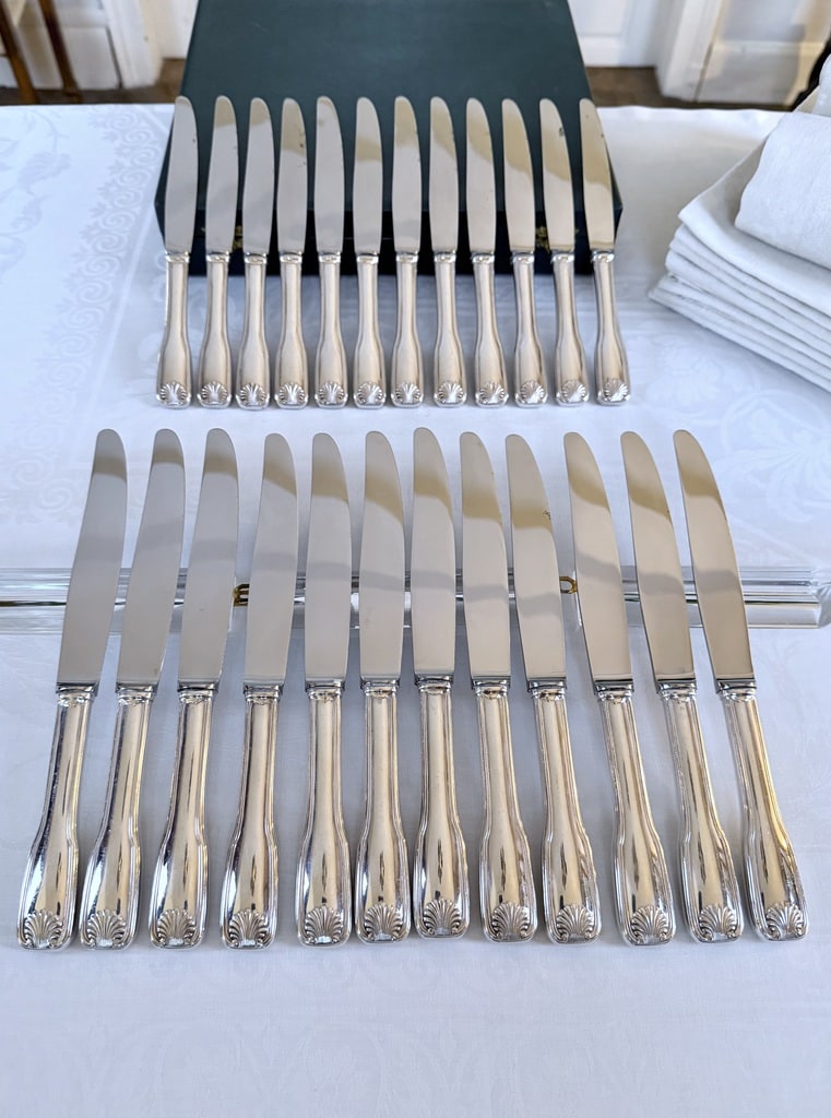 couteaux-de-table-et-entremets-coffret-24-pièces-metal-argente-modele-coquille-lames-acier-inoxydable-orfevre-frionnet-couverts-vaisselle-ancienne-brocante-vintage-antiquites