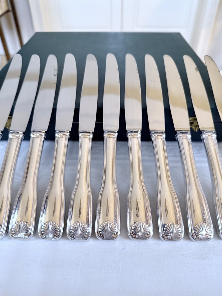 couteaux-art-deco-orfevre-frionnet-modele-coquille-epoque-1940-manches-metal-argente-lames-inox-menagere-vintage-brocante-antiquites