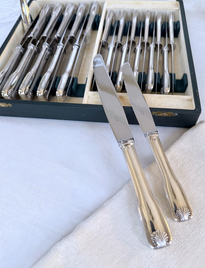 menagere-couteaux-art-deco-modele-coquille-lames-inox-orfevre-frionnet-style-1940-coteaux-de-table-entremets-brocante-antiquaire