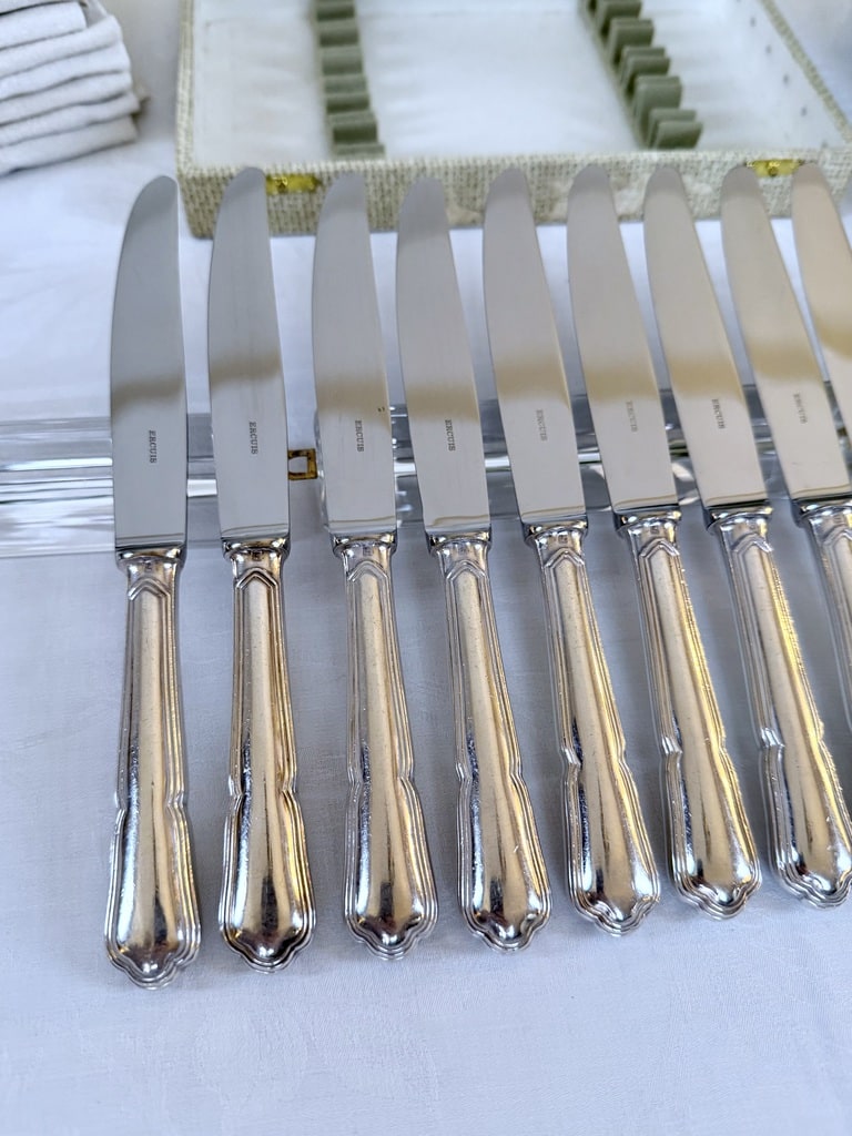coffret-couteaux-entremets-ercuis-lames-acier-inoxydable-manches-metal-argente-menagere-vintage-brocante-art-de-la-table-antiquaire