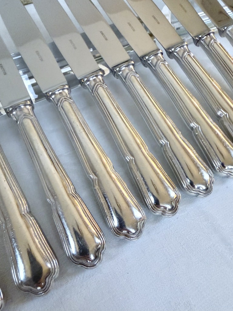 couteaux-entremets-manches-metal-argente-coffret-menagere-vintage-ercuis-couvert-vaisselle-20e-siecle-brocante-antiquaire