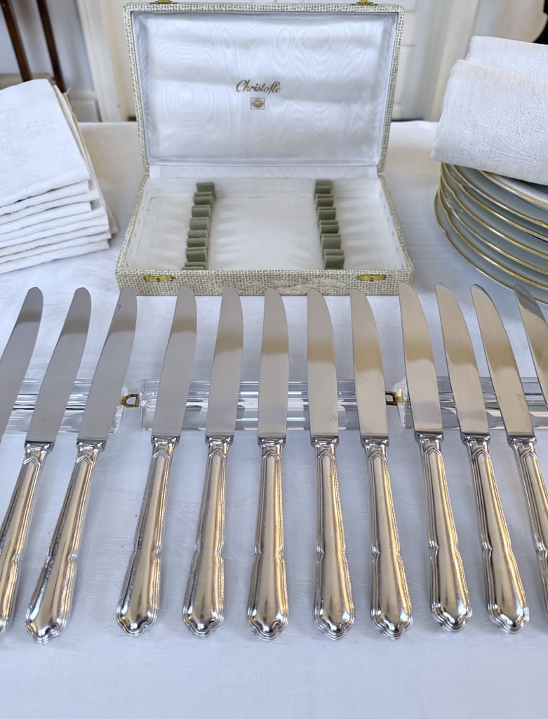 couteaux-entremets-orfevre-ercuis-metal-argente-et-inox-menagere-modele-filets-art-de-la-table-vintage-brocante-en-ligne