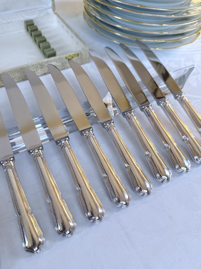 couteaux-entremets-ercuis-metal-argente-et-acier-inoxydable-menagere-couverts-vintage-antiquites-brocante-art-de-la-table-seconde-main