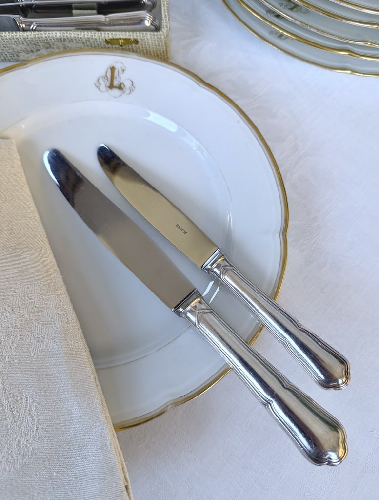 menagere-ancienne-couteaux-ercuis-manches-metal-argente-lames-inox-vaisselle-vintage-art-de-la-table-brocante-antiquaire-france
