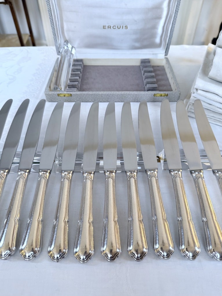 coffret-de-couteaux-ercuis-metal-argente-lames-acier-inoxydable-couverts-vintage-20e-siecle-art-de-la-table-francais-antiquaire-brocante
