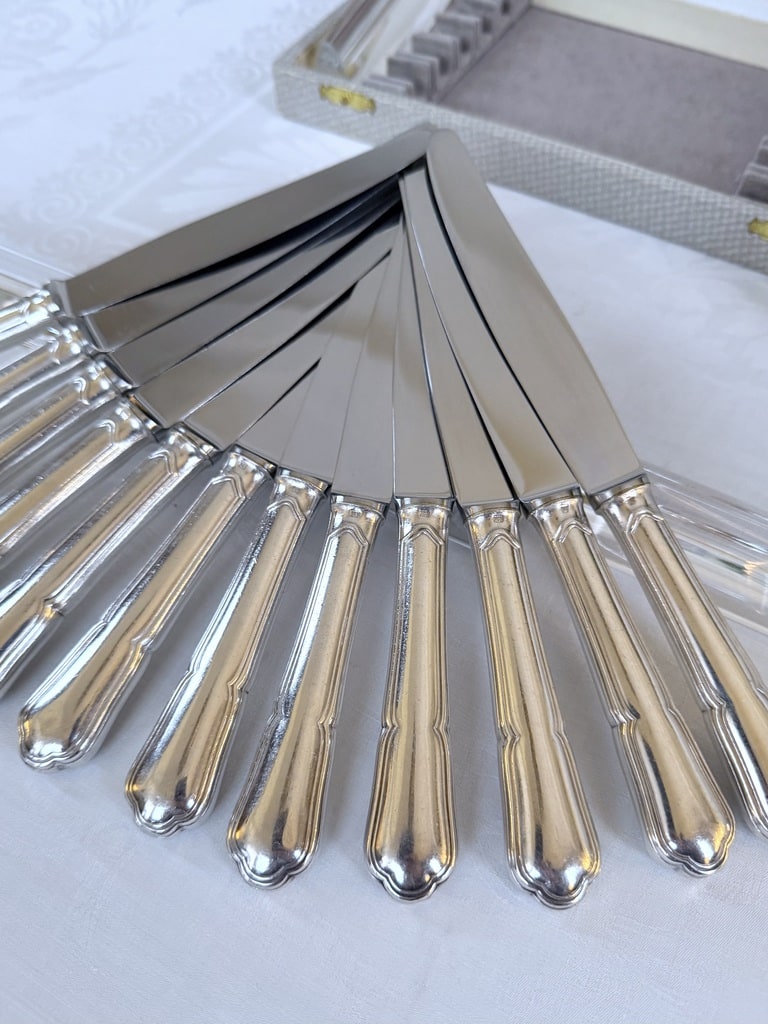 couteaux-de-table-orfevre-ercuis-manches-en-metal-argente-decor-filets-couverts-20e-siecle-brocante-antiquaire