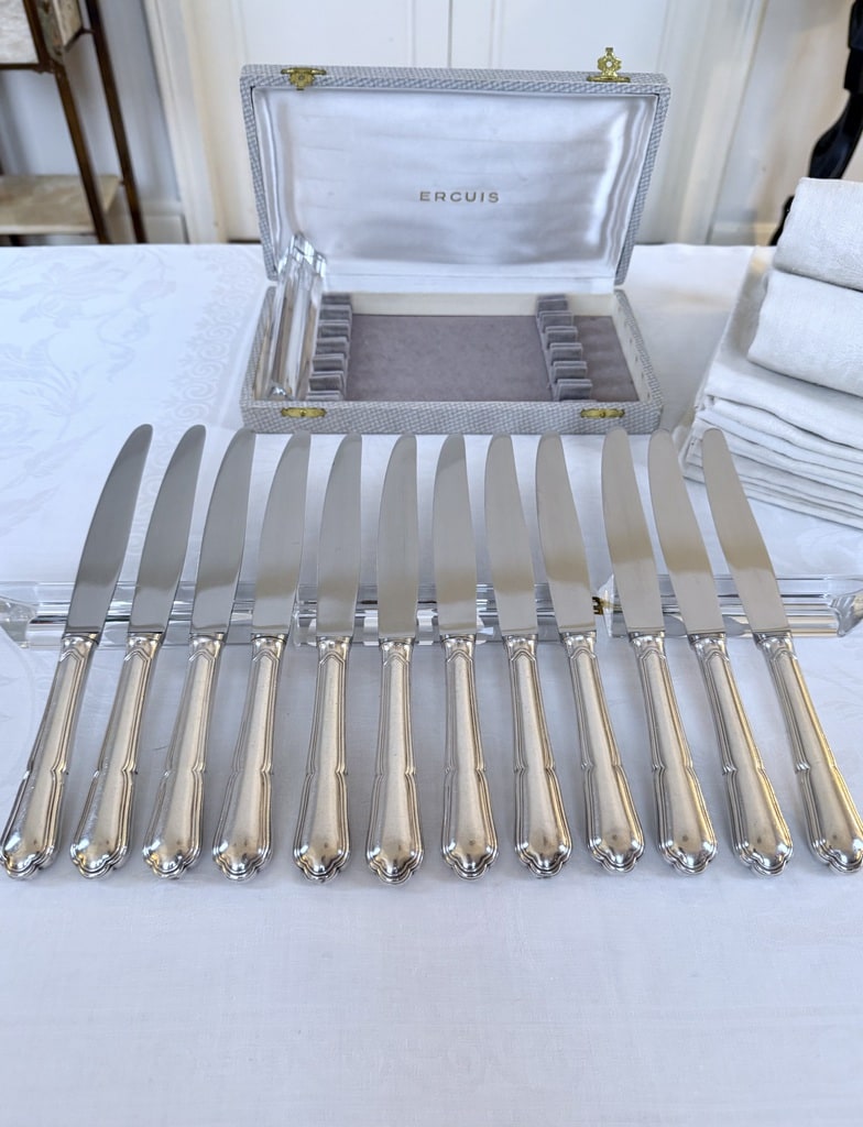 couteaux-metal-argente-et-inox-orfevre-ercuis-manches-decor-violone-et-filets-vaisselle-vintage-couverts-anciens-brocante-antiquaire