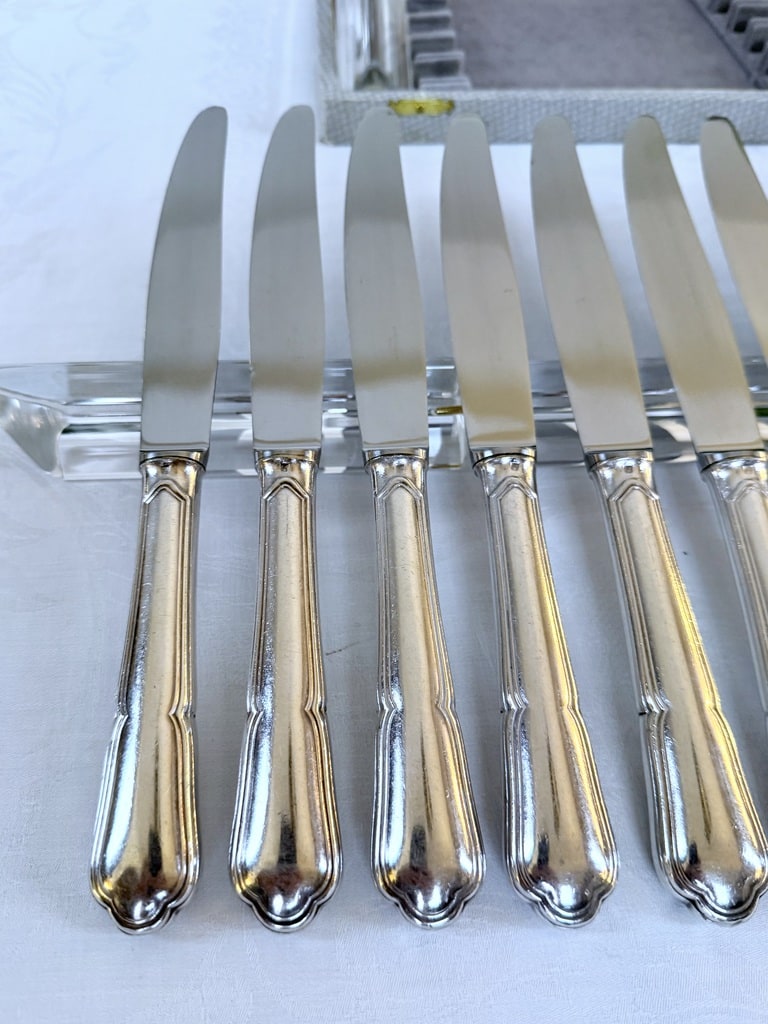 couteaux-vintage-manches-metal-argente-lames-acier-inoxydable-orfevre-ercuis-menagere-seconde-main-vaisselle-francaise-brocante-art-de-la-table