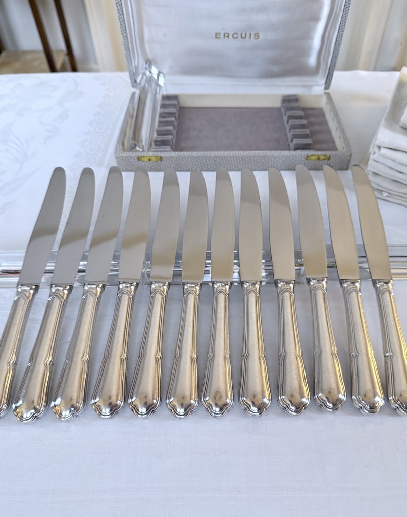 couteaux-metal-argente-orfevre-ercuis-lames-acier-inoxydable-modele-filets-manches-chantournes-violones-couverts-brocante-antiquaire