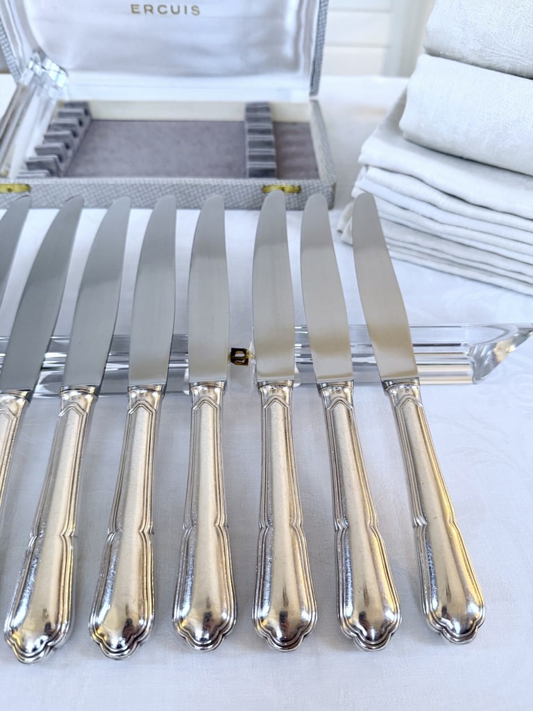 couteaux-de-table-anciens-metal-argente-et-inox-orfevre-ercuis-menagere-coffret-couverts-vintage-antiquaire-brocante-en-ligne