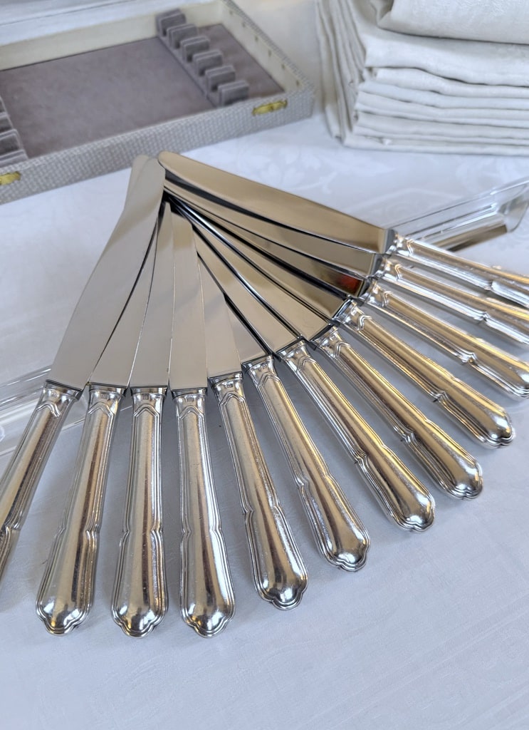 menagere-ercuis-metal-argente-couteaux-de-table-lames-acier-inoxydable-coffret-vaisselle-vintage-brocante-antiquaire-boutique-en-ligne