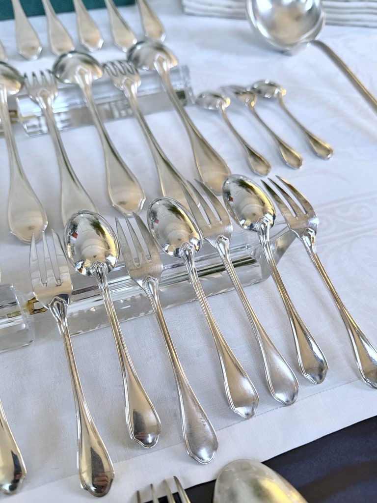 couverts-anciens-menagere-art-deco-metal-argente-modele-club-ravinet-denfert-cuilleres-fourchettes-coffret-art-de-la-table-francais-antiquaire-brocante