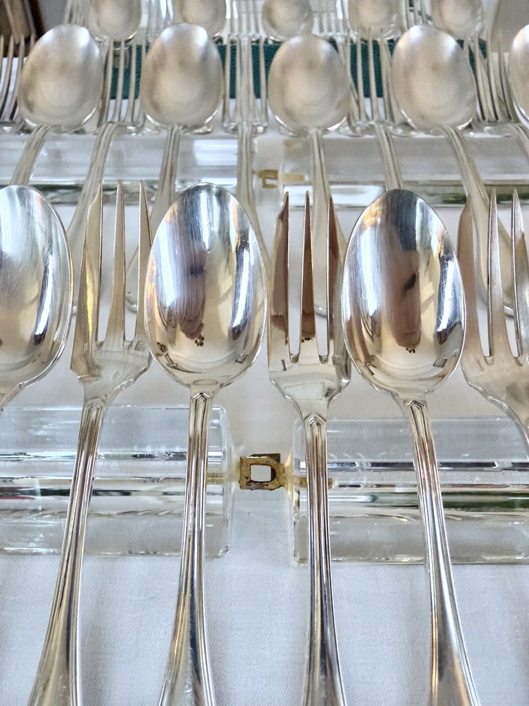 couverts-a-dessert-fourchettes-a-gateau-cuilleres-metal-argente-menagere-ravinet-denfert-modele-club-1930-vaisselle-occasion-brocante-art-de-la-table-antiquaire