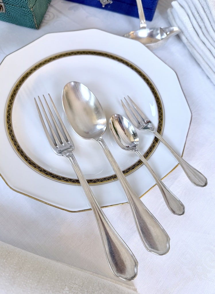 fourchette-cuillere-a-potage-fourchette-a-gateau-cuillere-a-dessert-metal-argente-menagere-art-deco-orfevre-ravinet-denfert-modele-club-antiquaire-art-de-la-table-vaisselle-brocante