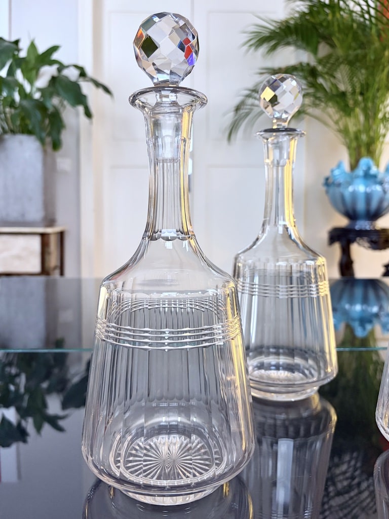 carafes-anciennes-eau-vin-service-de-table-bouteille-vaisselle-vintage-brocante-antiquites