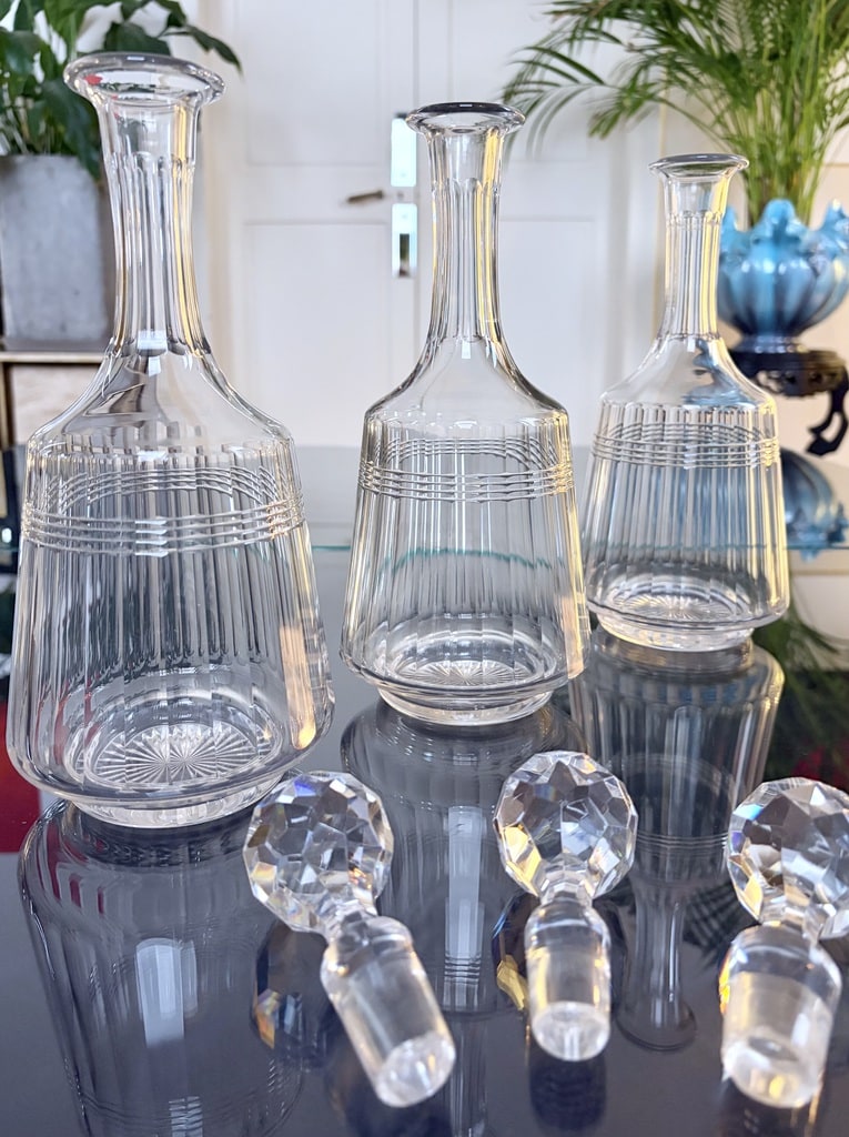 carafes-a-eau-vin-en-verre-bouchon-cristal-service-vintage-verrerie-ancienne-brocante-antiquaire